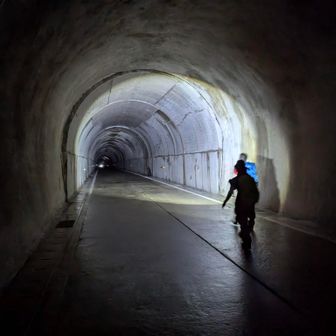 トンネルは本当に真っ暗で、地味に長い舗装路を歩きます。