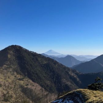 手前が今回の目的地の黒法師岳！一番右は前黒法師岳、奥には朝日岳、そして富士山もバッチリ🗻