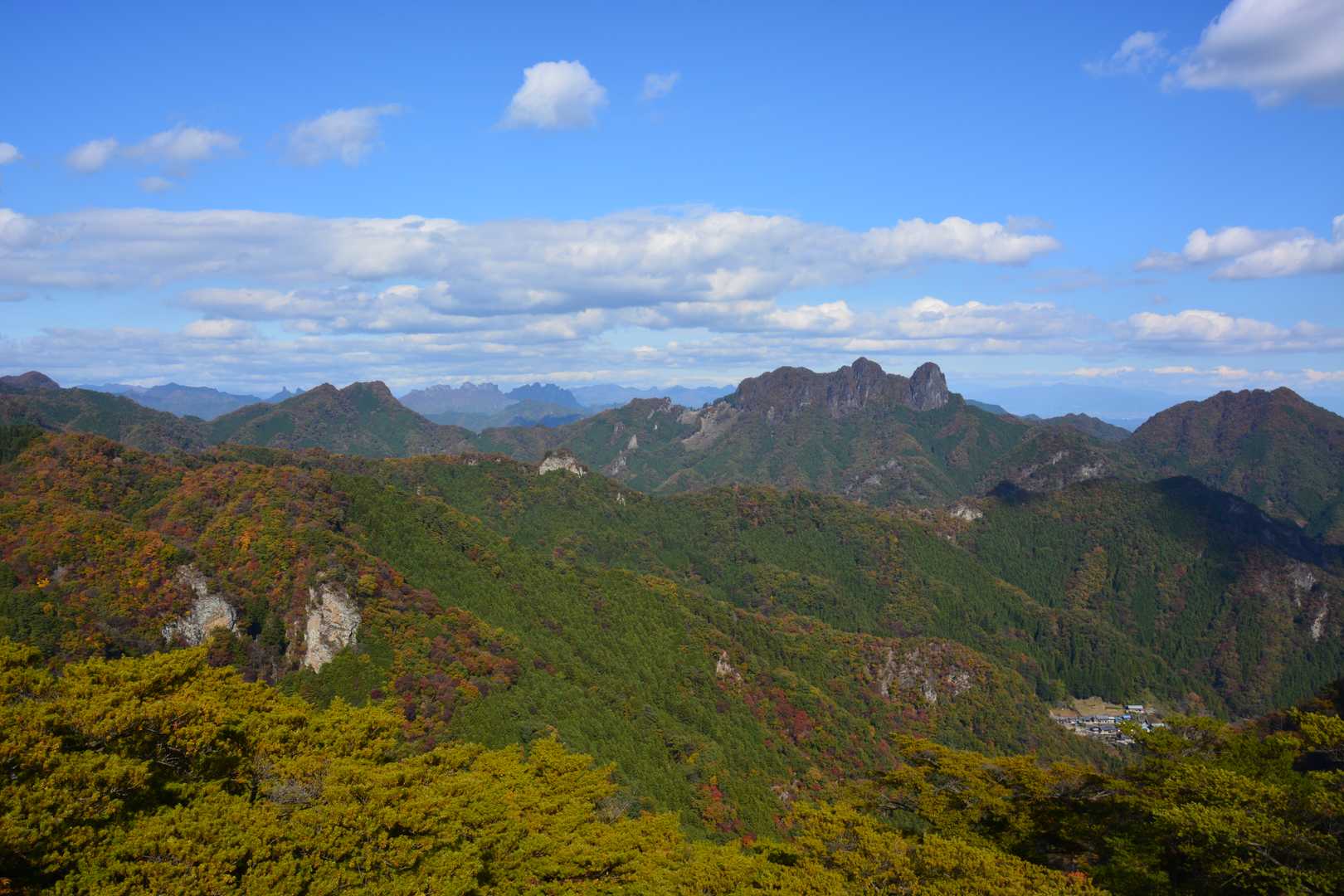 左手前(鹿岳の左)の山は、物語山？
不明