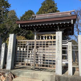 尾張本宮頂上の神社。青空が眩しい。