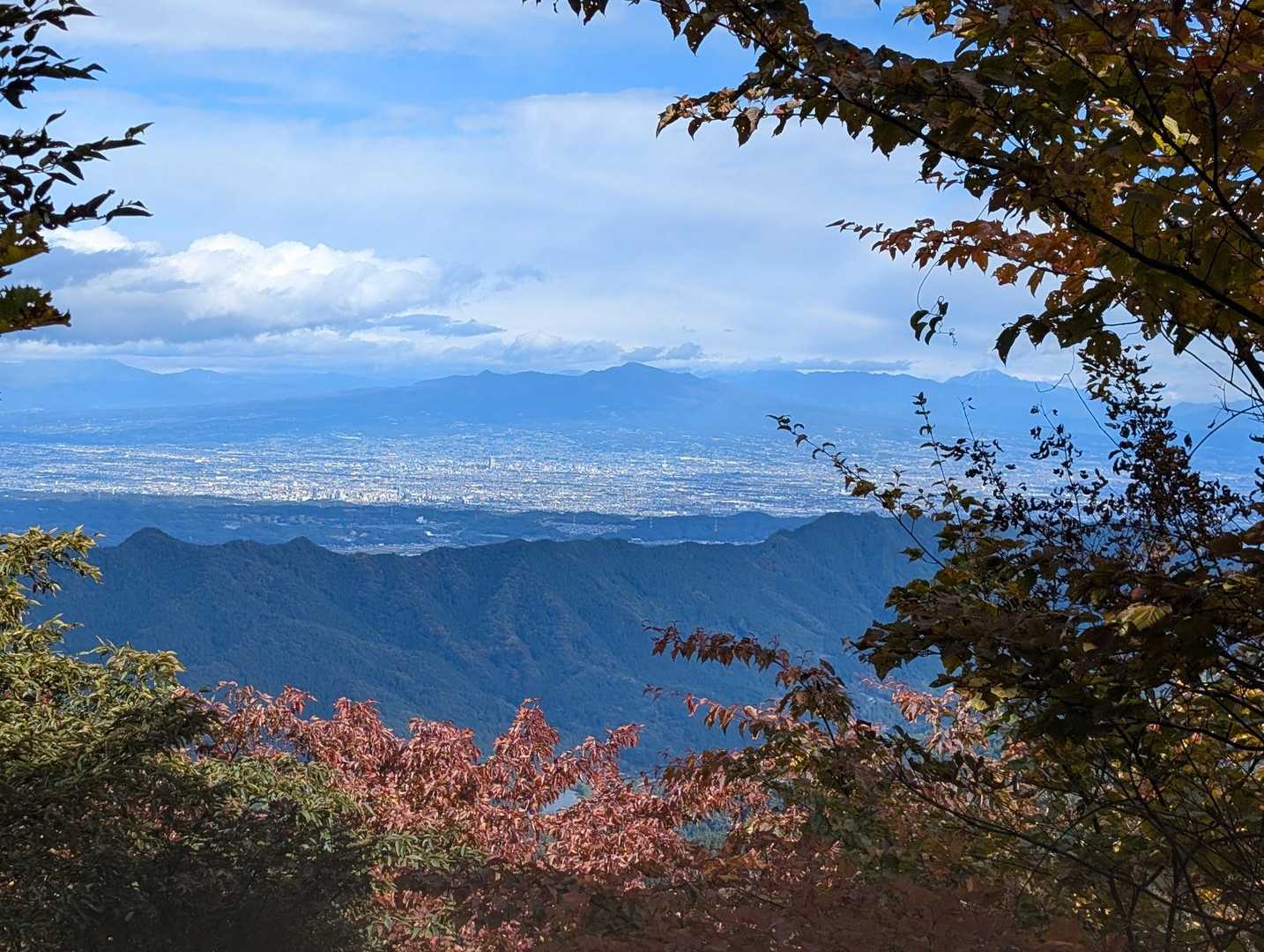 視界がひらけて、藤岡市街地方面。