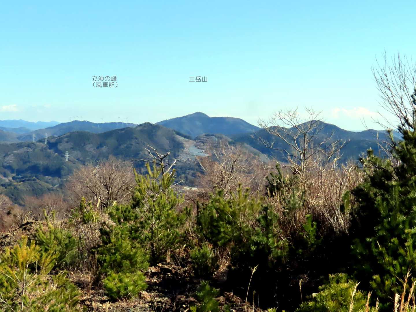 風車が並ぶ立巣の峰と三岳山