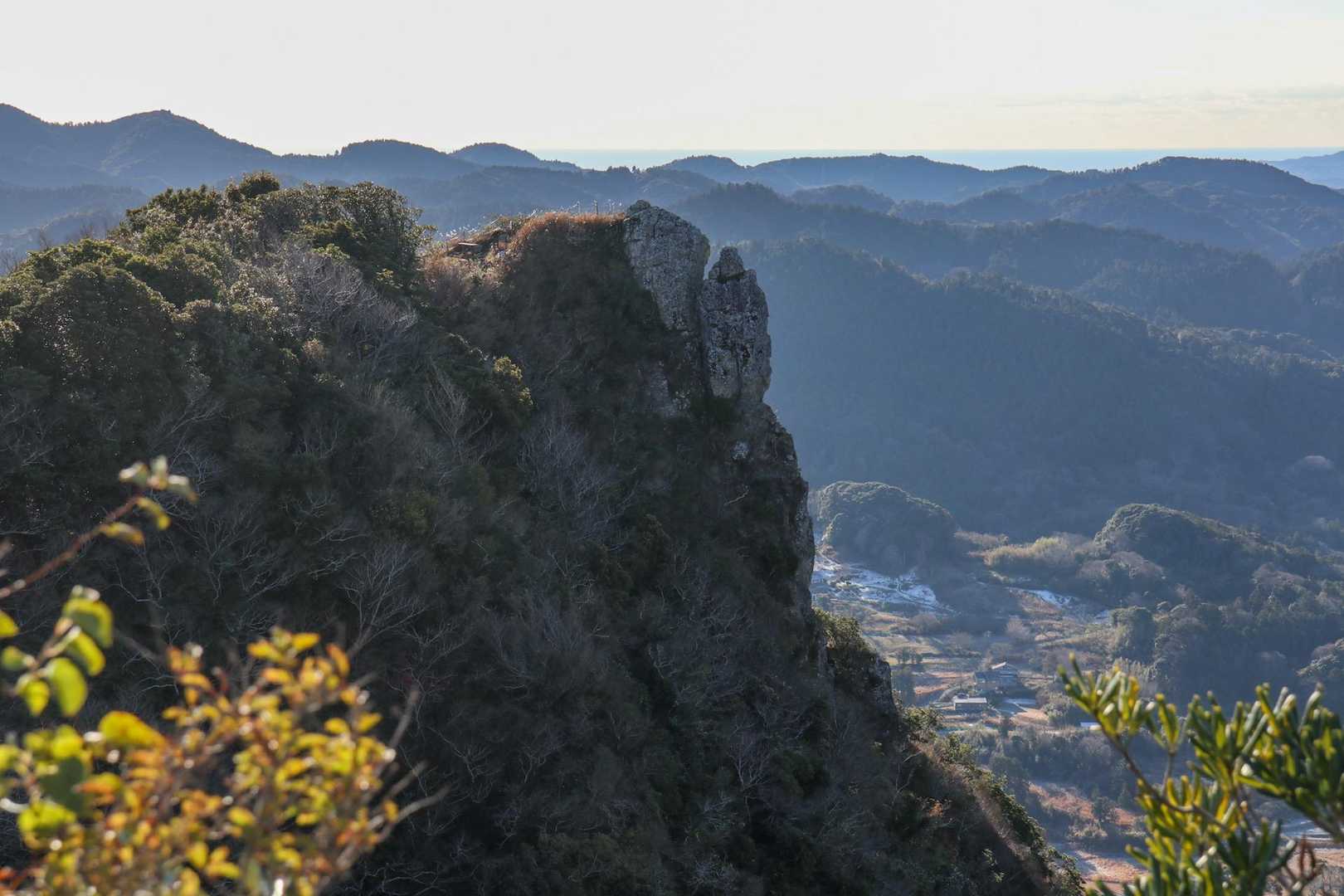 北方峰から南峰を望む。切り立ってるなぁ😱