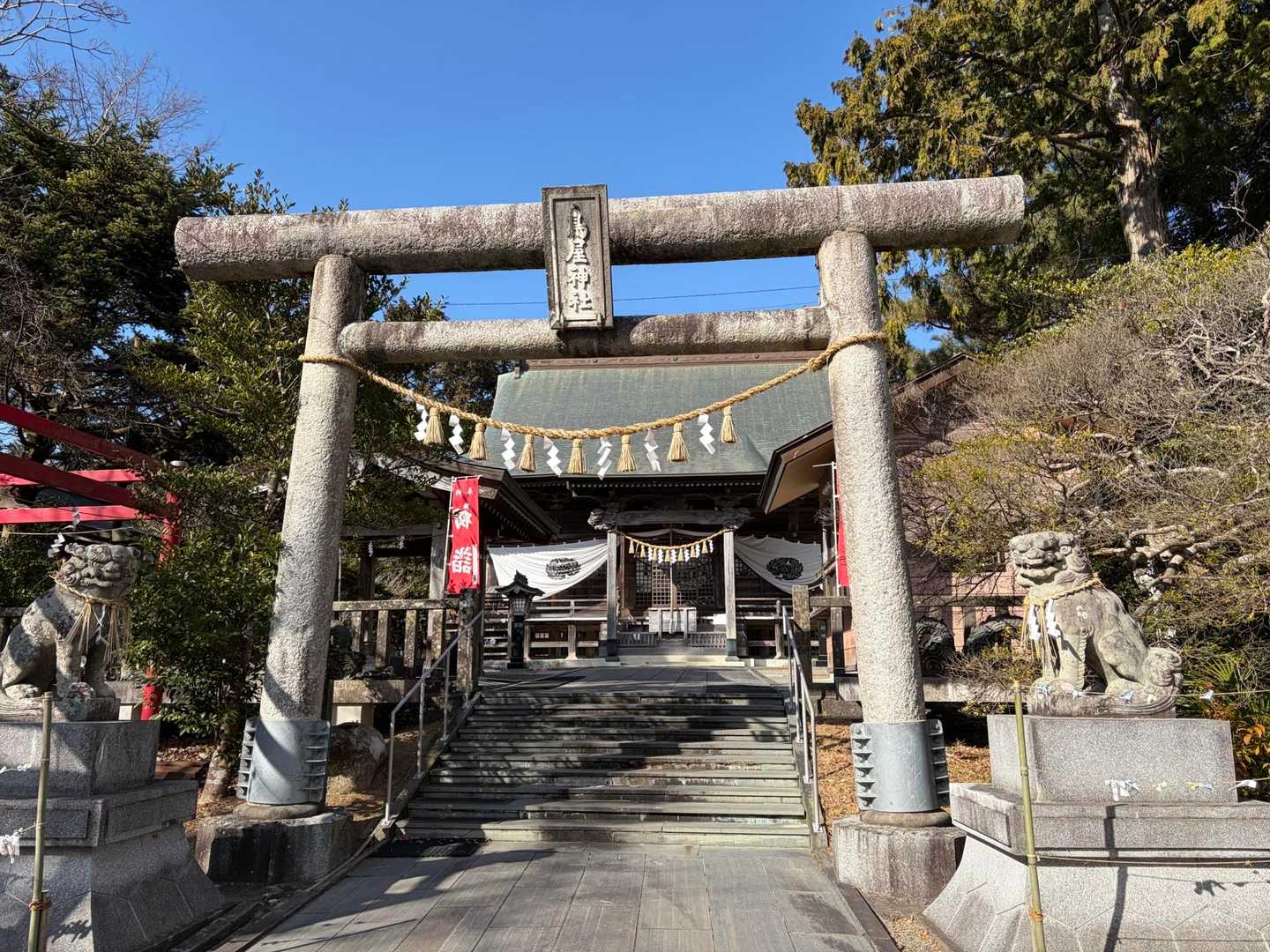 ここも立派な社殿ですね