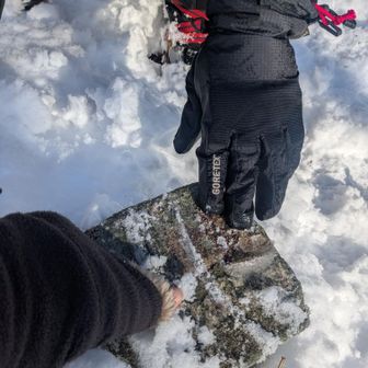 三角点が雪に埋もれてました