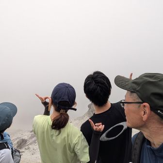頂上でお話しした姉弟と！
真っ白！初登山だそうで！
また晴れの日にきてねー！
甲斐駒ヶ岳が絶景だよー！