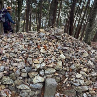 三角点がケルンで埋まりそう💦