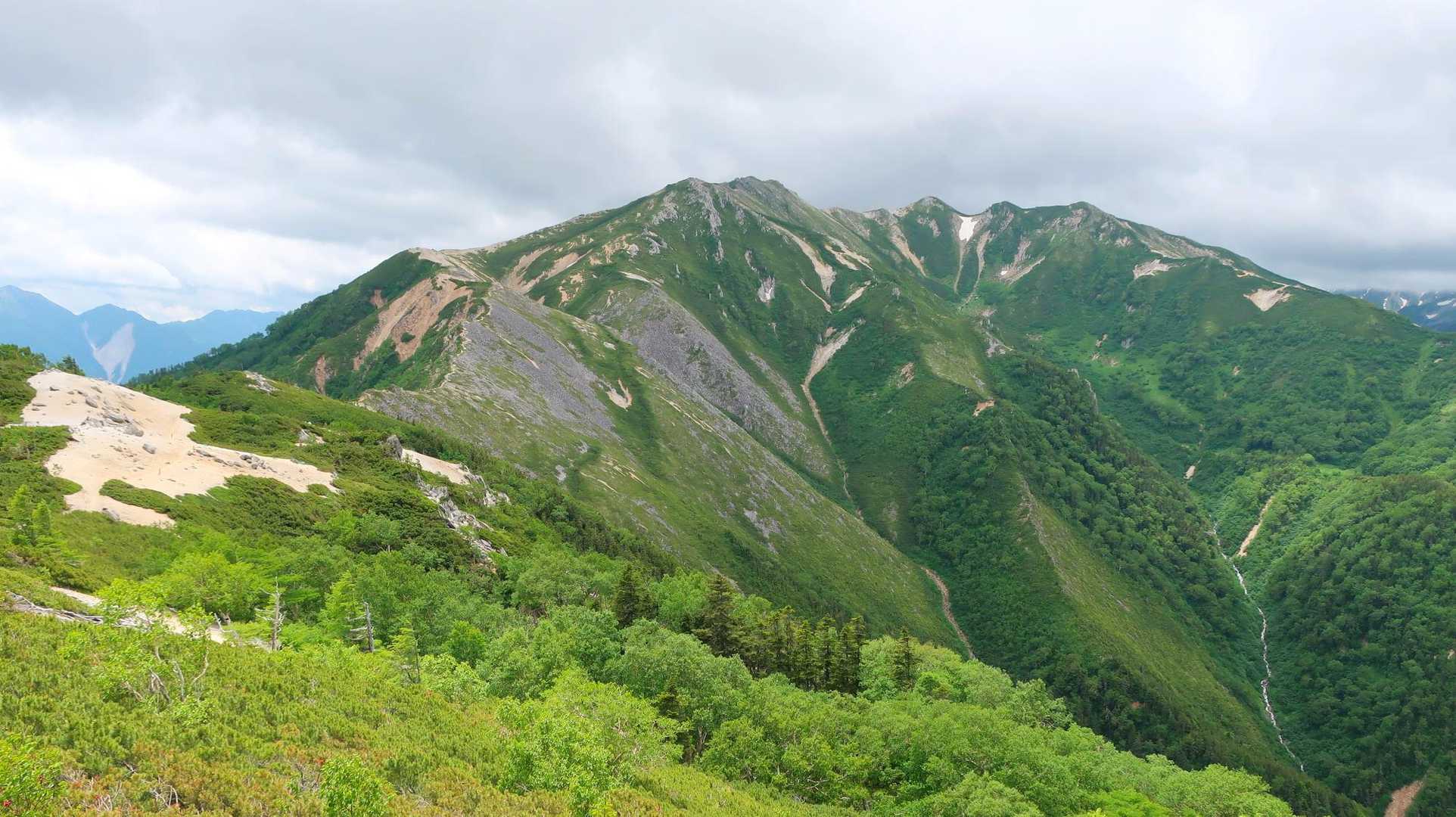 明日通る裏銀座縦走路。中央に三ツ岳