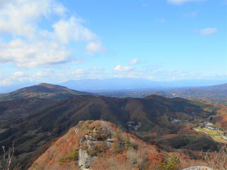 殿上山と移ヶ岳。
さらに安達太良連峰と吾妻連峰。