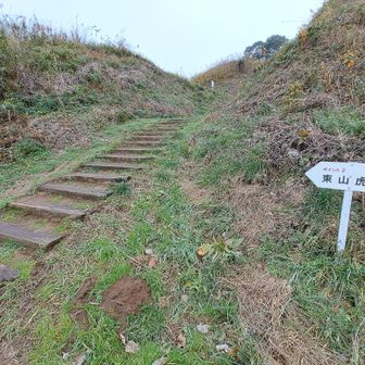 ポイント2
東山虎口
中世以降の城郭における出入り口のこと
ここを進むとポイント3です