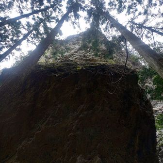 鬼岩はオニデカい巨石でした😱
ロープを通すチェーン⛓️が見えます〜💦
クライミングの聖地🕋でしょう😳
でも、あそこまでどうやってロープをかけるのでしょうか?
不思議ちゃんでした😳
