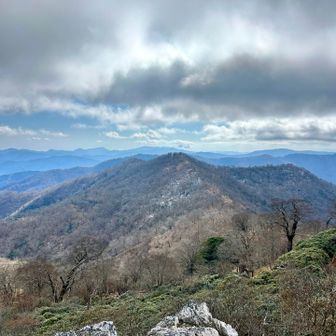 向こうに見えるのは小国見岳とのこと