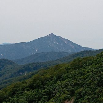 360°の展望のある奥の院に着きました。次に登る日本三百名山の祝瓶山(いわいがめやま)です。空に向かってスキッと立つ大好きな山容です。