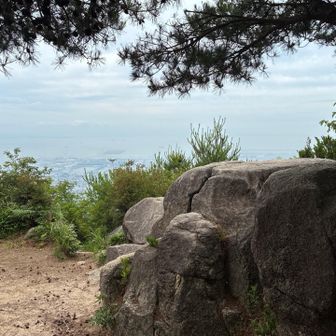 汗だくで疲れたから 無理せず天狗岩南尾根で下山。
天狗岩🪨でランチタイム🍙