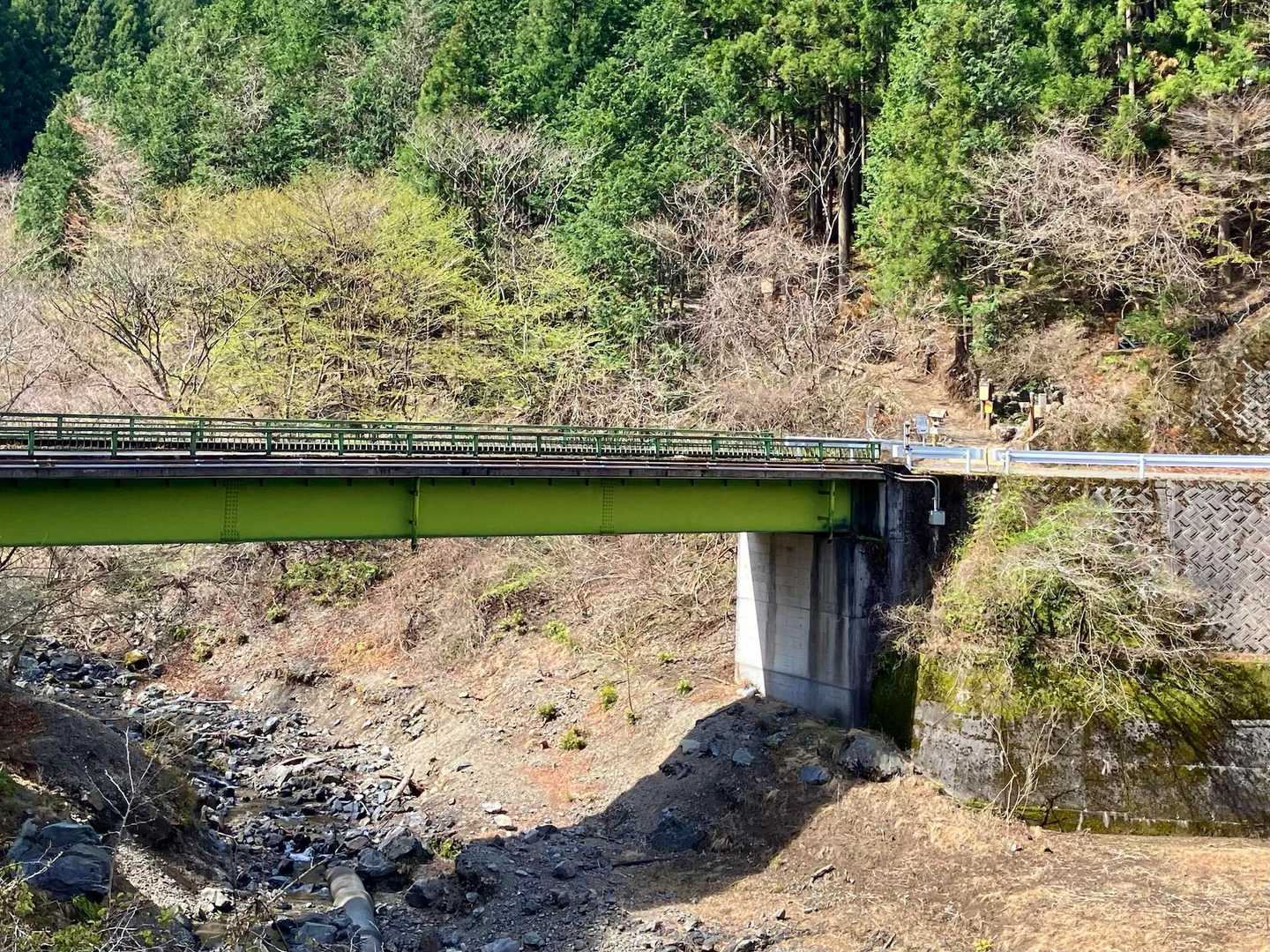 この橋を渡ってすぐの所にあるのが今回登りで使う白谷沢登山口😊