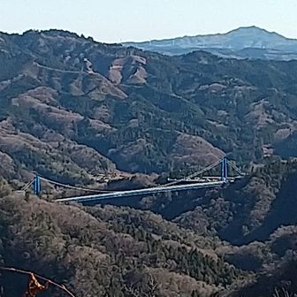 山頂よりつり橋が見えた