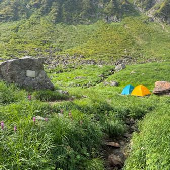 八の沢カールの慰霊碑