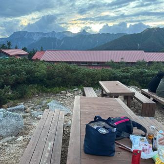 夕食後に外のベンチで軽く飲む。