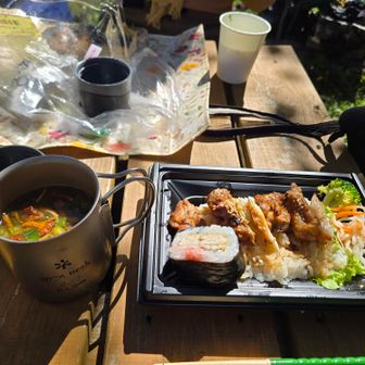 お昼🎵
私はフレッシュファミマのとり重と赤だし
プチファーマさんの焼き鯖寿司と焼き鳥一つトレードしました
食後、プチファーマさん、波多利郎さんと山頂へ