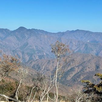 この山頂、良い展望が広がる

北側に雲取山など奥秩父の山々