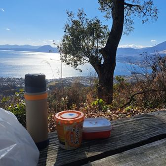 家にリュック忘れた😂
鹿鳴越歩くか迷いながら買い物袋抱え、せっかくなので山頂ランチ🍴
こんなに眺めがいいことはめったに無いそうで忘れ物してラッキー✨🫰心配されたので帰ろー

予定変更の城山、素晴らしい景色でした😊