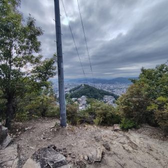 尾長山頂は岩でした
石垣もありました
向こうに行きたいんだけど…