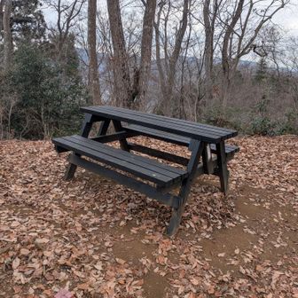 ここにも立派なテーブル