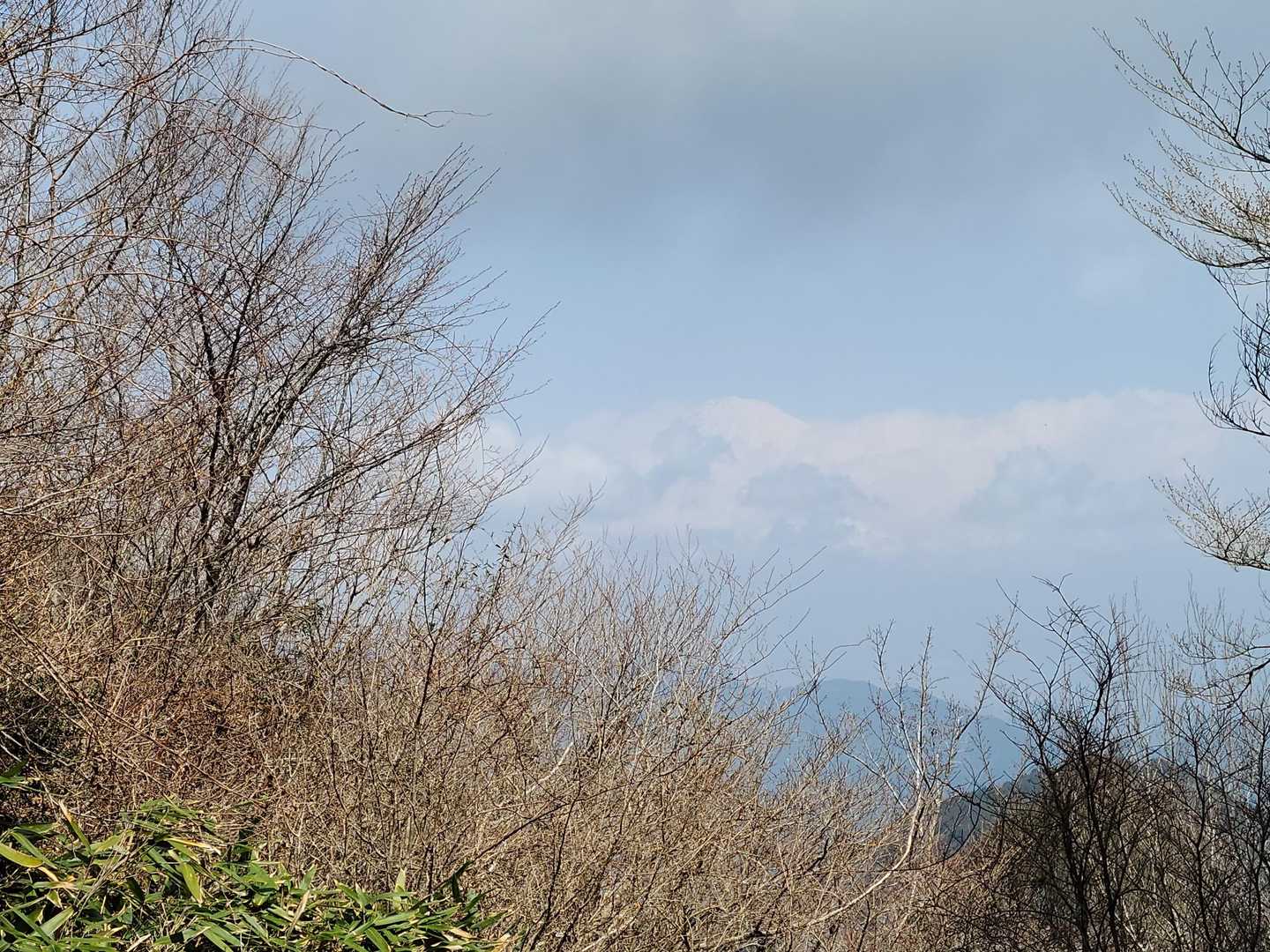 富士山は山頂だけうっすらと