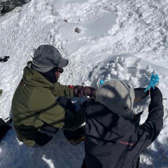 スイーツを食べた後は雪遊びを楽しみます☃️