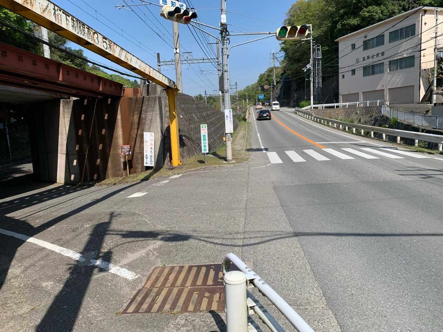まっすぐでも行けるが、車道は、歩道なく、路肩も狭い上、結構、🚗スピード出してるので、ここを左へ行く方が安全。
駅にも藍那小学校へのルート地図あり。