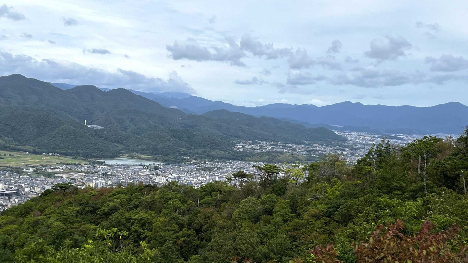 北の眺望
連なる山のすそ野あたりに京都の有名なお寺がずらずらっとあります。
