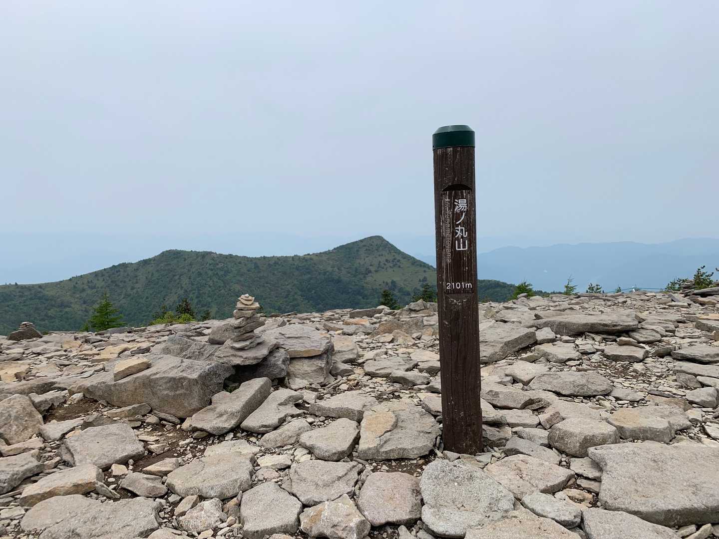 頂上は広いです。奥は烏帽子岳。風が強く、寒いので周辺の写真は撮り忘れ🤣。