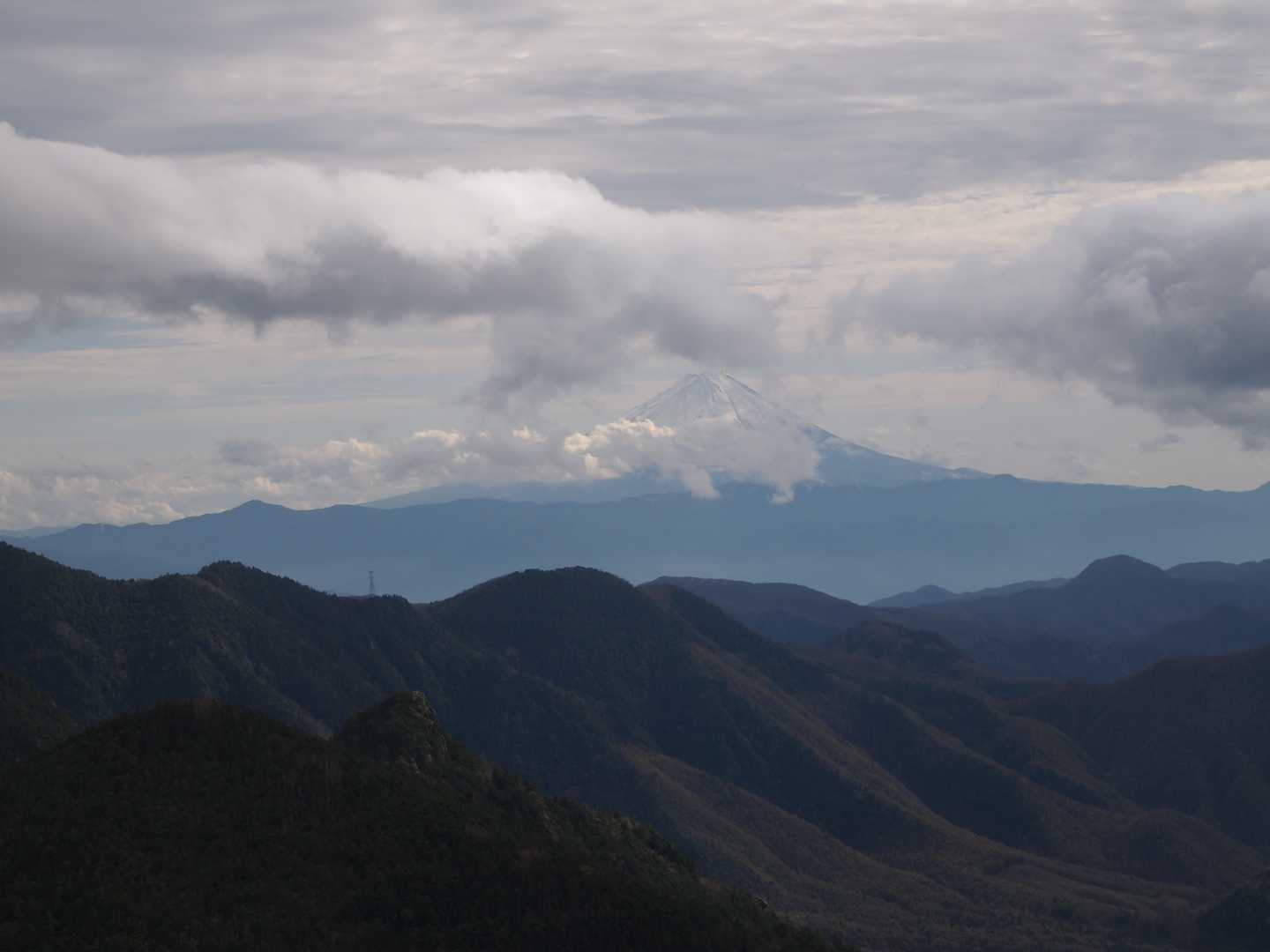 雲の隙間から、少し富士山🗻が見えました！感激～😂