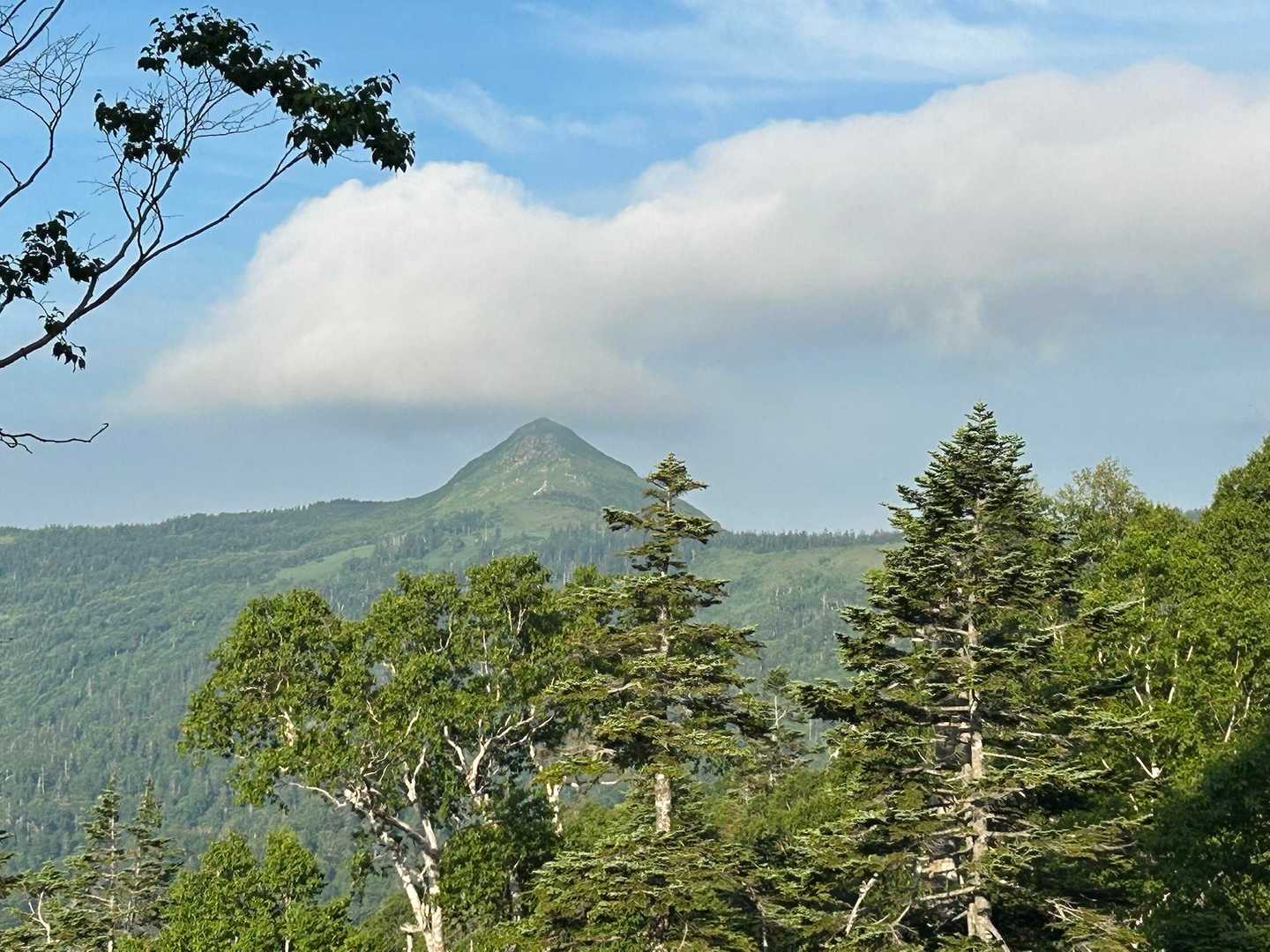 あのとんがった山は何処の山？
登山意欲をくすぐる山容ですね。