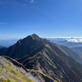 日本百名山　大山
剣ヶ峰⛰️かっこいいー
なかなかの稜線ですな
崩落の危険あり縦走禁止　自己責任ゾーン
いつか登頂してみたいところだな