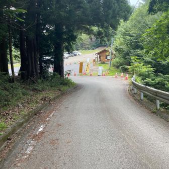 駐車場に到着します。車は8台。