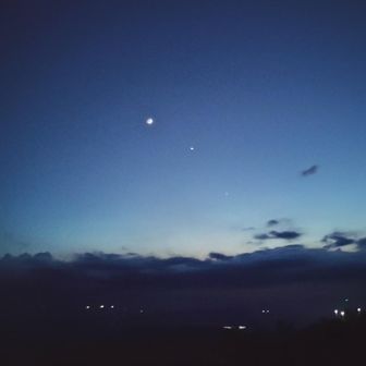 これは写真でもはっきりわかる。水星?はもっと暗くなってから見えたんかな(もっと遅い時間)