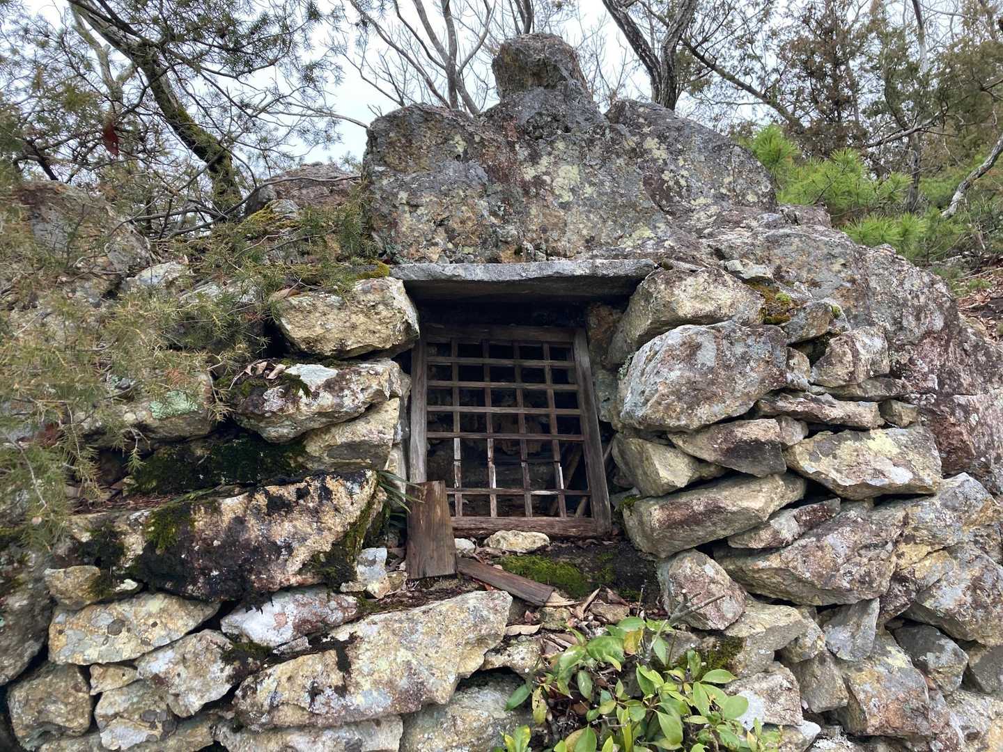 修験の祠
役行者の木像らしき物が中にある