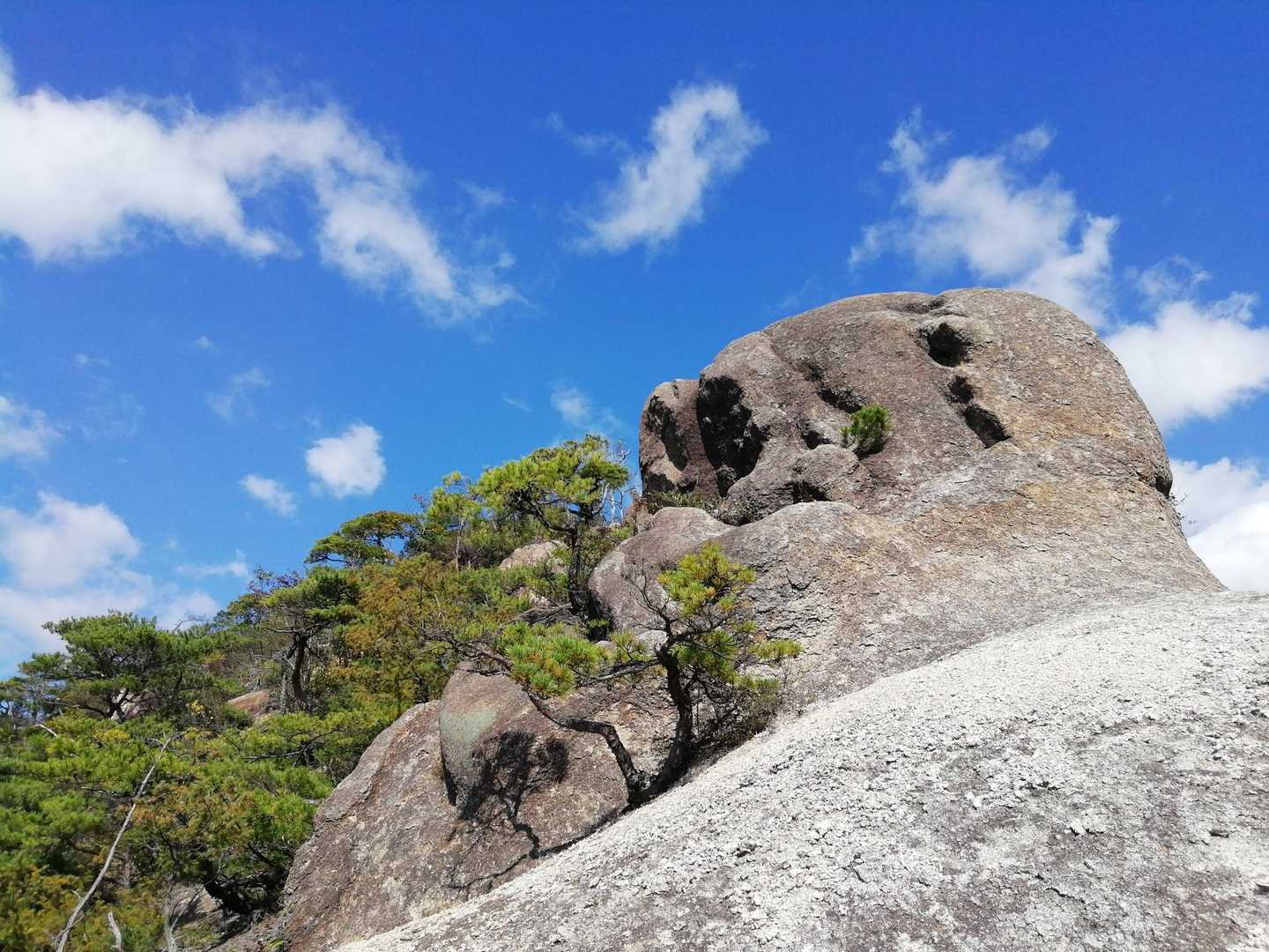 入道岩、とか。これから奇岩露岩が始まる。