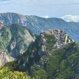 手前がII峰北峰。岩岩🪨なのが分かる。