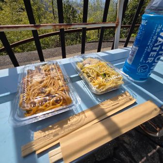 さっき買った塩焼きそばとソース焼きそば
どちらも200円也
ここで食べてえーんやろか❓️
と考える前に食べてました(笑)
箸は二膳分あるけど、一人ですけど～