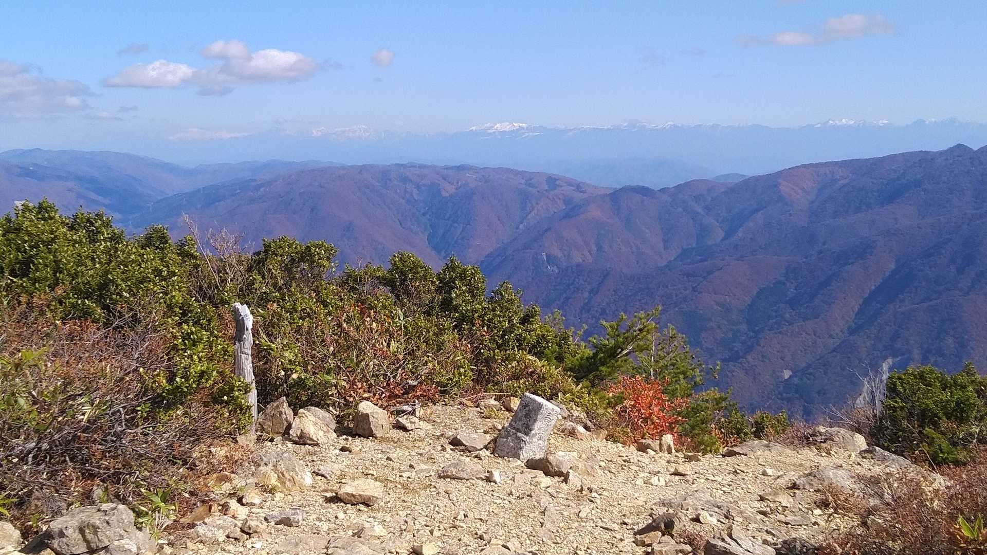 山頂から北アルプス
もちろん誰もいないです😊凄い静かな山歩きでした(^.^)ｻｲｺｳﾔｰ🥰