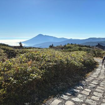 早く来たのに無料駐車場は、ほぼいっぱい。
無事に停めれたし
恒例の県境を往復してから
いざ出発。

(=´∀｀)<秋田県♪岩手県♪
　　　　　　　　良いから早く行くよ>(*´-`)