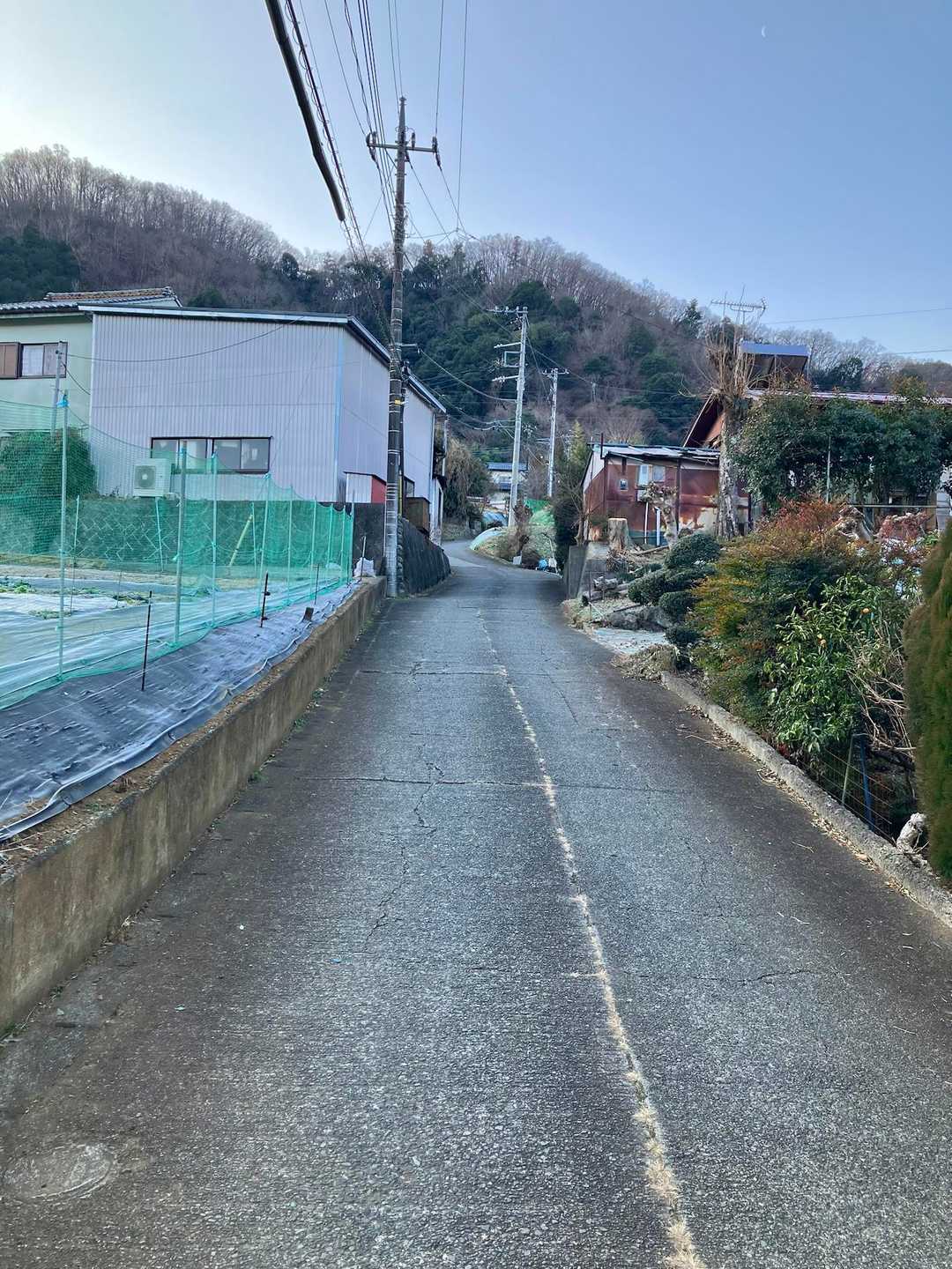 ここを少し登ってから、左折🫲して道なりに