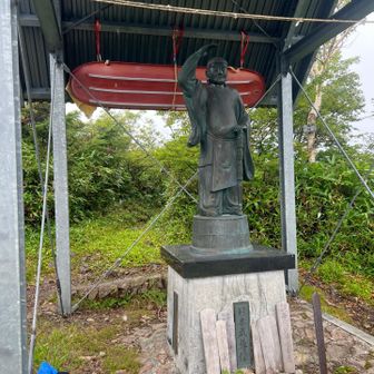 前武尊に到着。この辺りから雨が降り出してきました。
