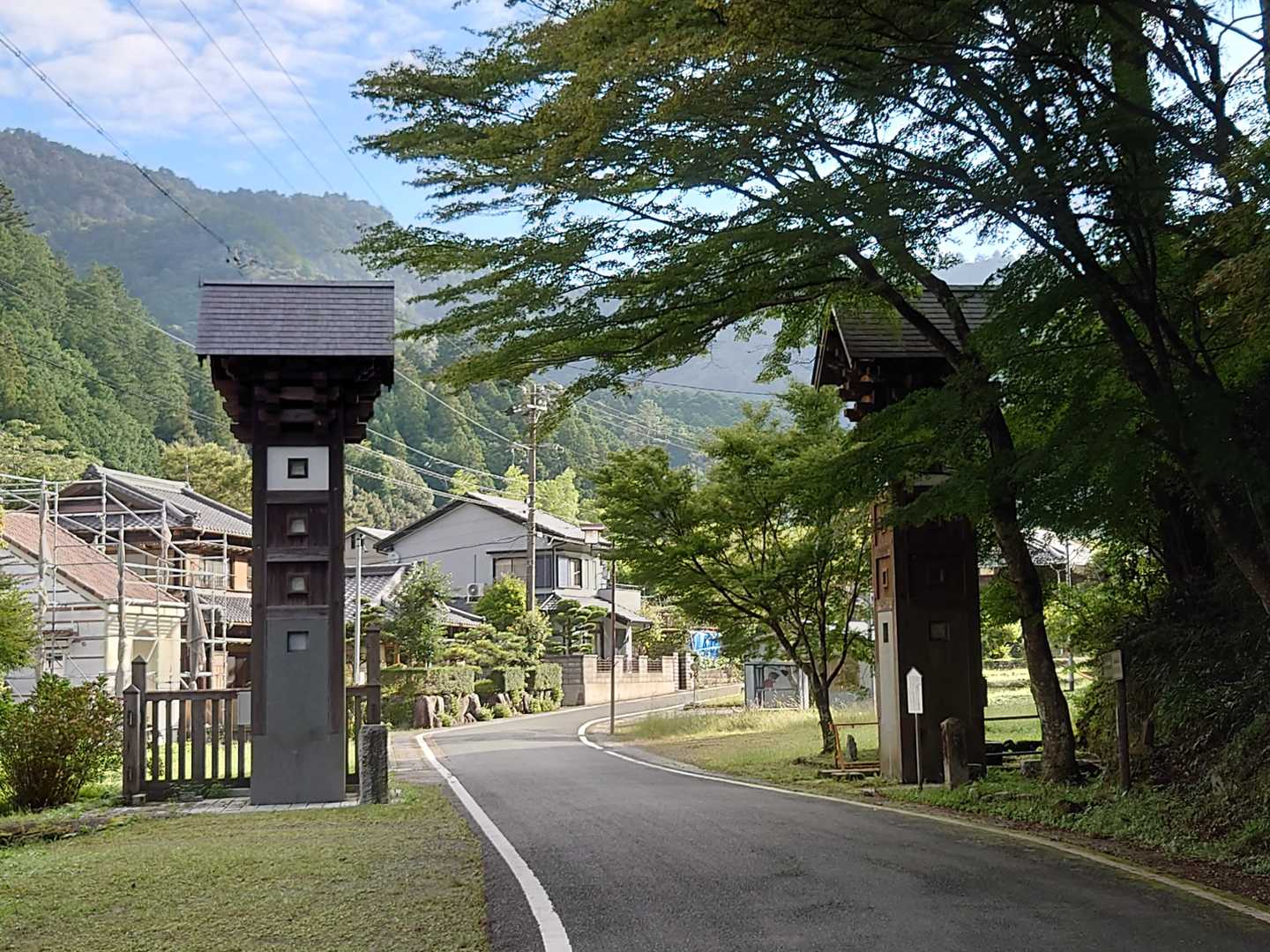 しばらく舗装路を進んで行きます。