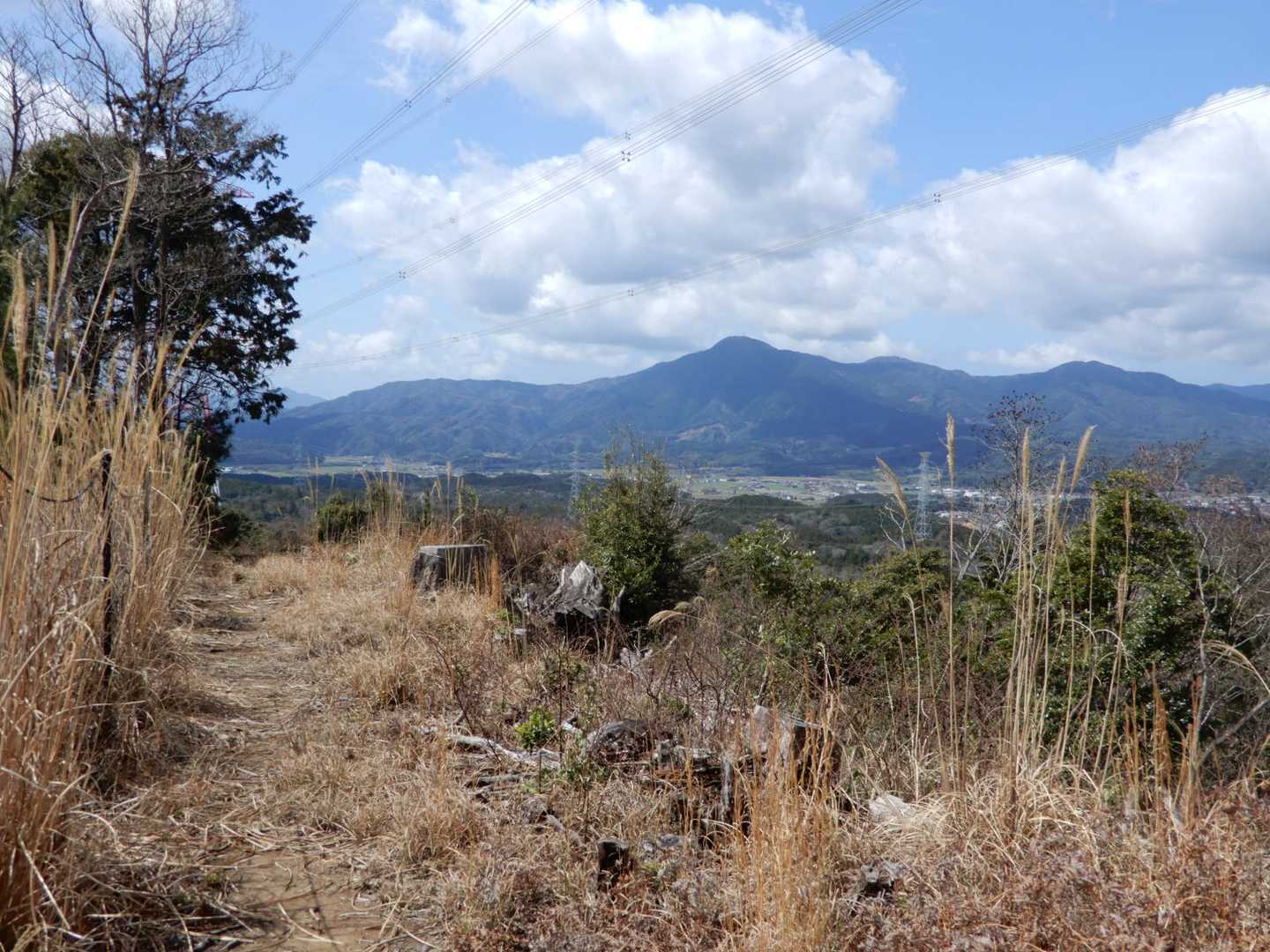 山頂は西～北方面にかけて伐採されており、西に目をやると華山