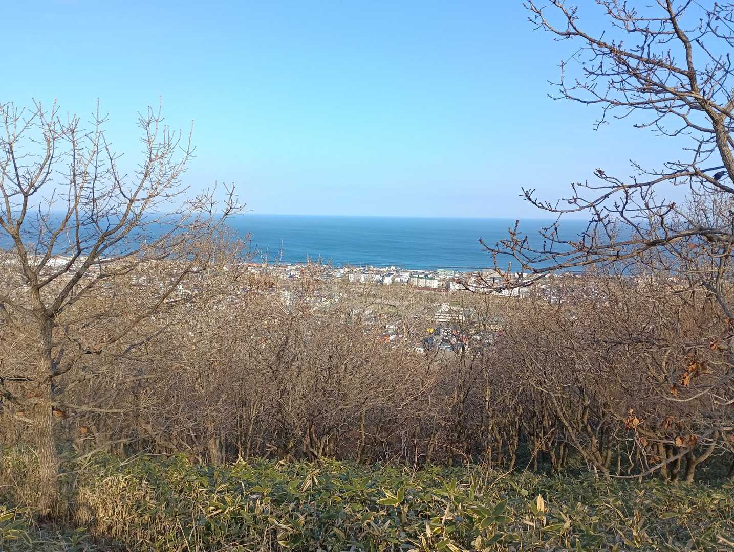 海の方はスッキリ晴れてる