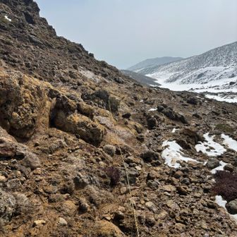 下山します。足元はガレてますが問題なし。少し残雪、粘土あり。