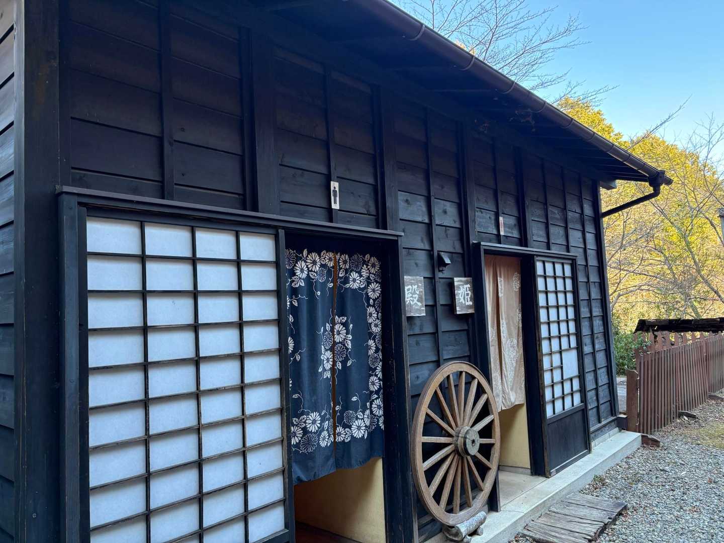 店の奥から屋外のトイレへ行けます
とても綺麗でした！